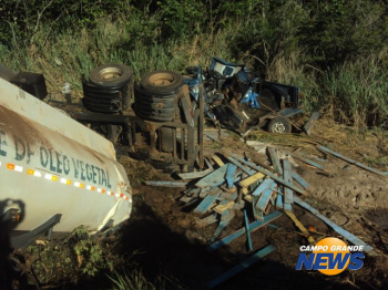 Caminhonete e carreta caem de ribanceira e condutor morre na BR-163