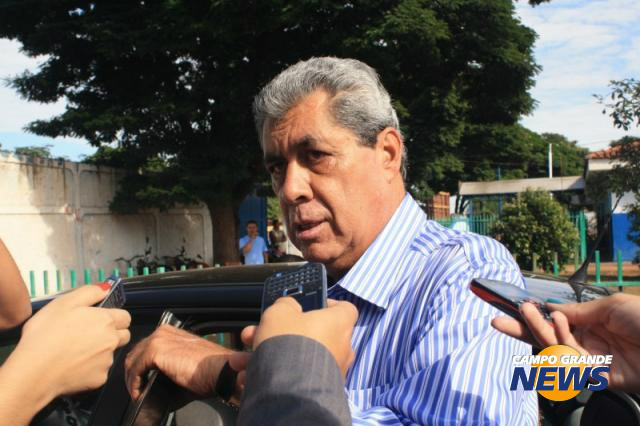 Governador André Puccinelli fala com a imprensa ao sair da solenidade. (Foto: Marcos Ermínio)