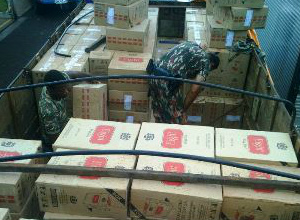 PMA apreende caminhão carregado com 280 caixas de cigarros e remédios