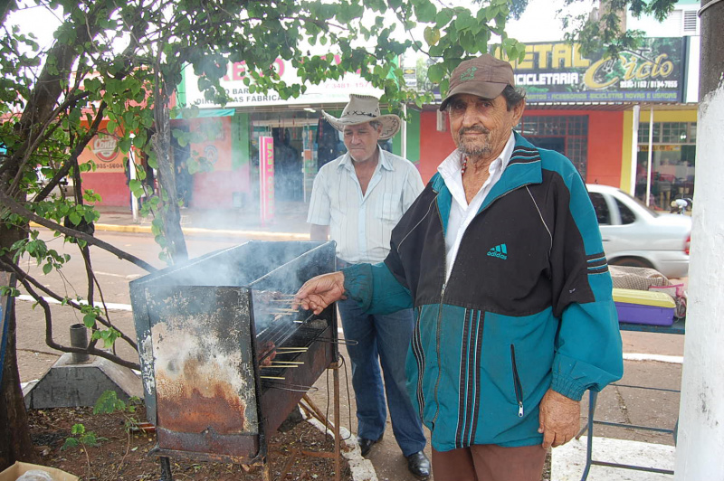 Giust Lupinetti é italiano e tem 75 anos, vende seus espetinhos todos os dias em frente ao Supermercado Sol.