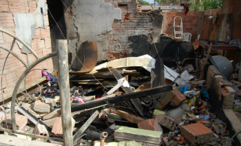 Menino de 2 anos acende isqueiro e incendeia quarto com mais 3 crianças Não sobrou nada do quarto onde o fogo começou. Até as paredes caíram. (Foto: Pedro Peralta)