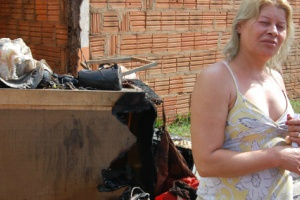Menino de 2 anos acende isqueiro e incendeia quarto com mais 3 crianças Maria José colocou fora da casa móveis e roupas queimados pelo incêndio. (Foto: Pedro Peralta)