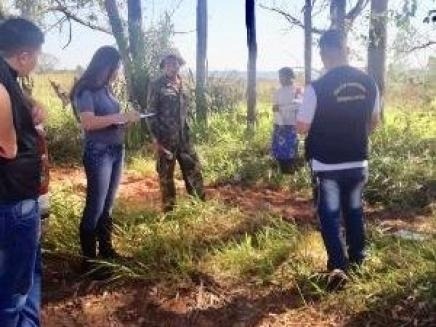 Na fronteira, Coronel Sapucaia tem três assassinatos em 16 horas Peritos analisam o local onde o corpo de Eliodoro Vera González, de 20 anos, foi encontrado com várias facadas. (Foto: Porã News)