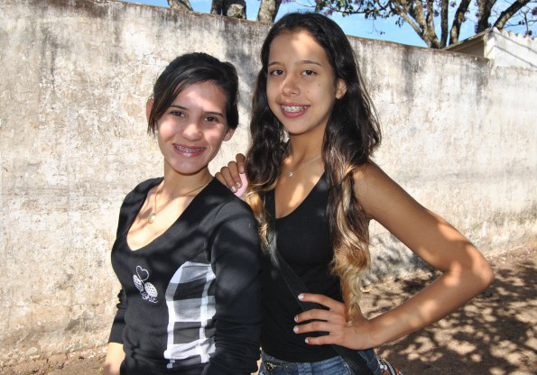 Alunos das escolas de Amambai entram em férias neste mês de julho As amigas Maria Imaculada e Mayara gostam de sair e encontrar os colegas durante as férias. Foto: Moreira Produções.