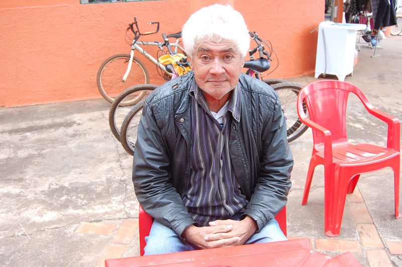 Silvio Ribas tem 63 anos e já trabalha há mais de 30 anos com venda de espetinhos.