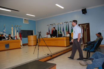 Câmara de Amambai aprova projeto regulamentando horário de funcionamento do comércio O vereador Cristino Toledo (PDT, em pé à mesa, foi o unico vereador a votar contra o projeto que regulamenta a abertura do horário do comércio no municipio de Amambai.