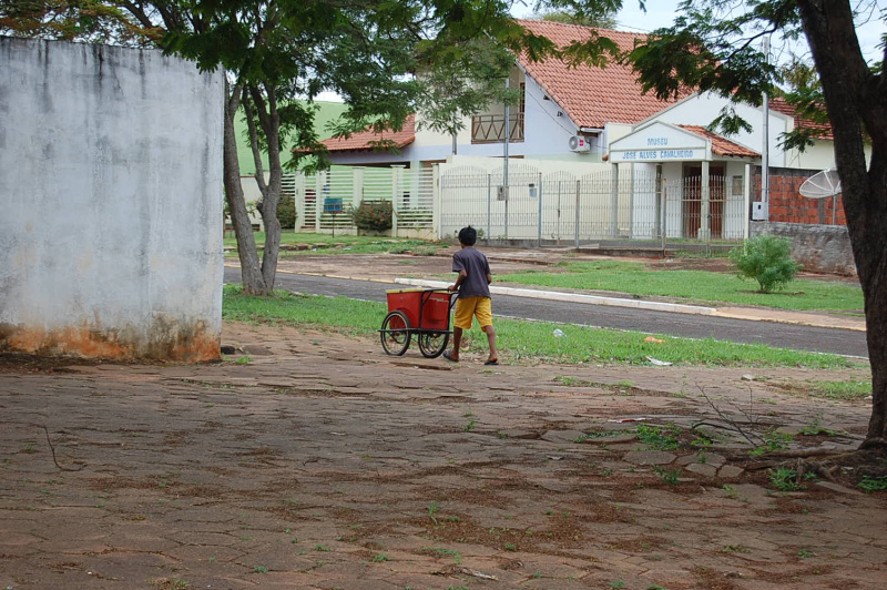 O menino indígena explica que o dinheiro não é para seus país e sim pra ele, que gosta de comprar suas coisas.