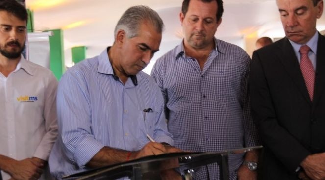 O governador Reinaldo Azambuja assina documento (Foto: Chico Ribeiro)