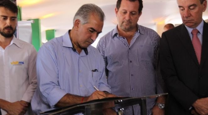 MS será o balcão de negócios da América Latina em novembro O governador Reinaldo Azambuja assina documento (Foto: Chico Ribeiro)
