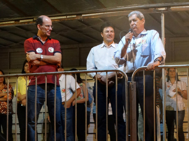 Coligação “Amor e Trabalho por Amambai” lançou campanha na sexta-feira (26) E/D- Prefeito Sérgio Barbosa, vereador Jaime Bambil e o ex-governador André Puccinelli, no comício de lançamento da campanha eleitoral / Foto: Divulgação
