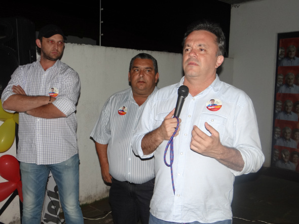 Luciney e Brito comemoram revitalização do estádio Ernesto Landolfi em Amambai E/D- Vereadores Luciney Bampi e Valter Brito com o deputado federal, Valder Loubet / Foto: Moreira Produções