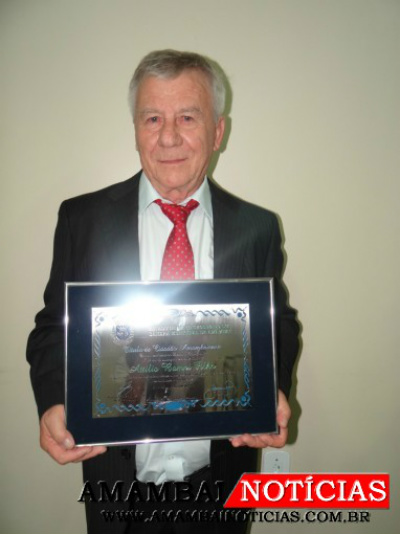 Atilio Bampi recebendo a honraria do título de cidadão amambaiense, oferecido pela Câmara de Vereadores