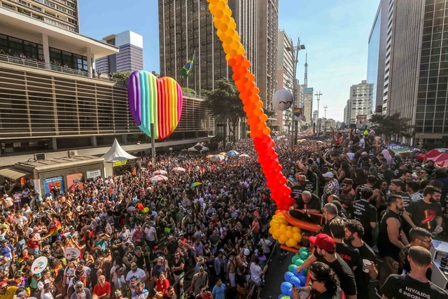 SP - PARADA LGBT/SÃO PAULO - GERAL - Participantes da 23ª edição da Parada do Orgulho LGBT de São Paulo, no vão livre do Museu de Arte de São Paulo (MASP), na Avenida Paulista, centro da capital, neste domingo (23). — Foto: Daniel Teixeira/Estadão Conteúdo