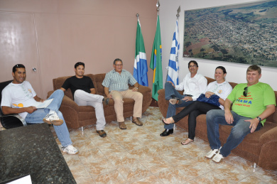 Prefeitura de Amambai apoia reabertura do Grupo Escoteiro Em reunião com membros do grupo de escoteiros de Amambai, o prefeito Dirceu Lanzarini atendeu prontamente o pedido feito ao executivo municipal, visando à reabertura do grupo em Amambai.
