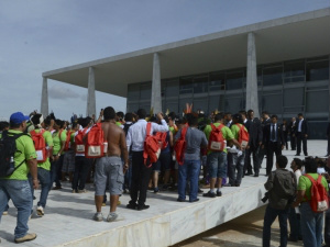 Índios protestam em Brasília contra mudança no processo de demarcação de terras Ao perceber a chegada dos índios, seguranças fecharam todas as portas de acesso ao Palácio do Planalto