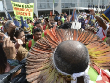 Índios protestam em Brasília contra mudança no processo de demarcação de terras O grupo protesta contra o que classifica como mais uma iniciativa do governo federal para inviabilizar a demarcação de terras indígenas