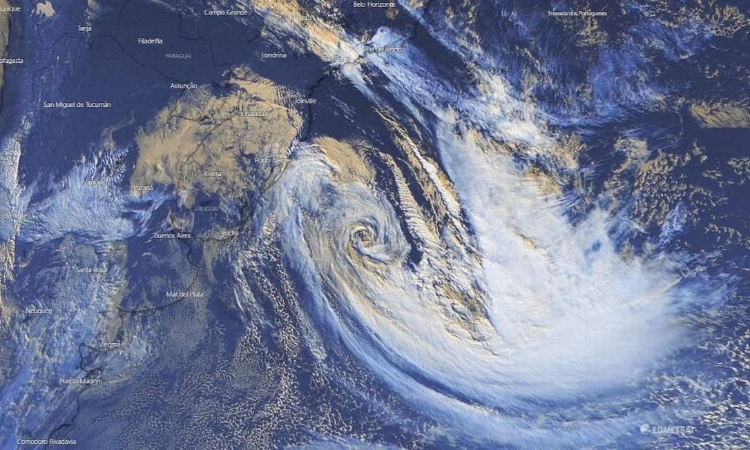 Ciclone permanece sobre o oceano, no litoral do Rio Grande do Sul e Santa Catarina, devendo causar novos temporais e ventos fortes nesta quarta. / Foto: Reprodução/Felipe Demartini