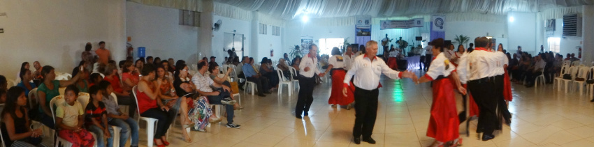 O grupo de danças do Conviver apresentou a dança do Chupim.