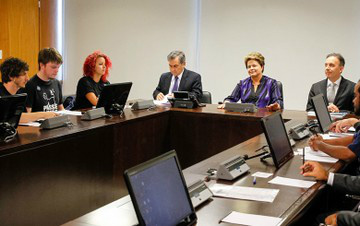 Dilma defende plebiscito sobre reforma política e severidade contra corrupção Antes de se encontrar com prefeitos e governadores, Dilma esteve com integrantes do Passe Livre