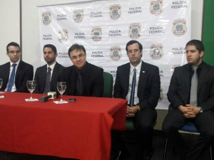 Contador teria montado esquema para desviar verba da merenda escolar Promotores e delegados da PF durante entrevista coletiva, em Ponta Porã / Foto: Tião Prado