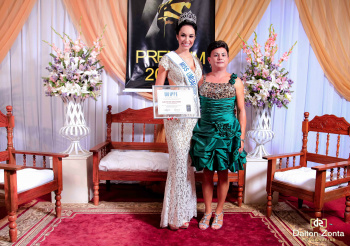 Vereador Ilzo agradece votação recebida em pesquisa Ilzo Victor recebendo certificado da miss Umuarama 2012, Ana Paula Silva.