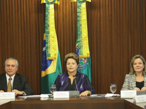 Dilma propõe plebiscito para Constituinte da reforma política Dilma propõe plebiscito para Constituinte da reforma política