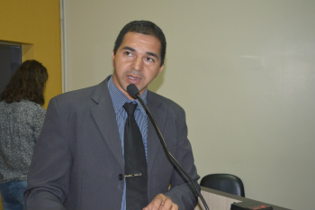 Vereador Chico Ratier cobra explicações sobre obra não terminada em Amambai Vereador Chico foi procurado por desportistas do município Foto: Moreira Produções