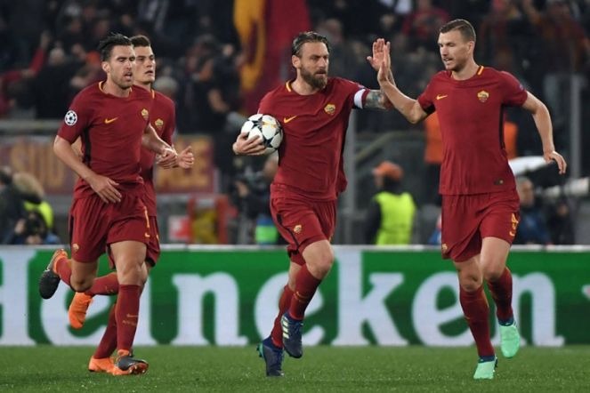 Jogadores da Roma comemoram gol (Foto: Gazetapress)