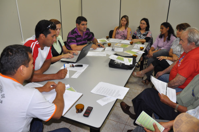 Conselho de combate a Dengue se reúne para planejar ações no município Membros do conselho municipal de combate a dengue em reunião para tratar da prevenção contra o mosquito transmissor.
