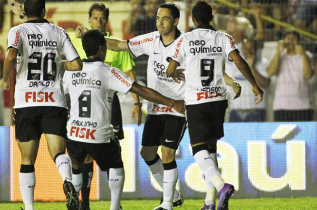Sem criatividade, Corinthians bate Guaratinguetá