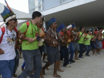 Ministério da Justiça diz que índios serão ouvidos sobre portaria da demarcação Não há definição sobre a audiência pedida ao Ministério da Justiça pelos índios, que se dispersaram após o protesto no local