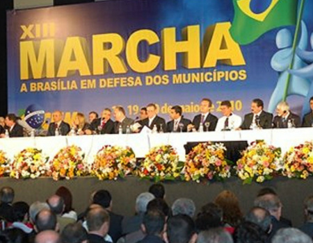 Pré-candidatos à Presidência defendem aumento de recursos para prefeituras Pré-candidatos à Presidência defendem aumento de recursos para prefeituras