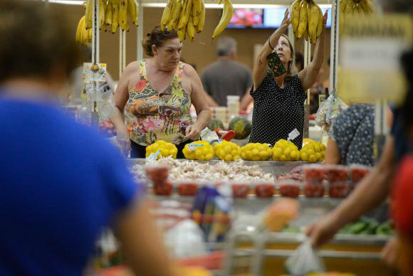 Inflação para famílias com renda até 2,5 salários mínimos é de 4,24% em 12 meses Alimentos ficaram mais caros passando de uma deflação de 0,45% para uma inflação de 0,60Foto: Divulgação