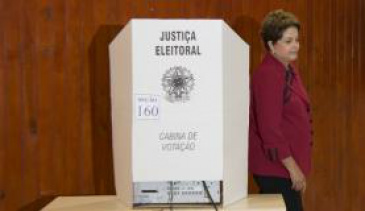Dilma vota em escola de Porto Alegre e faz V da vitória A Presidente e candidata a reeleição, Dilma Rousseff, vota no Colégio Estadual Santos Dumont, em Porto Algre | Marcelo Camargo/Agência Brasil