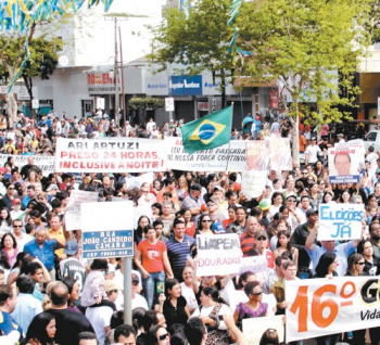 Manifestação popular no centro de Dourados comemora prisão de prefeito, ocorrida no dia 1º de setembro.