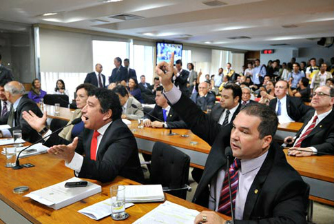 Projeto que pune preconceito contra homossexuais é adiada a pedido do governo Magno e Lopes (D) pressionaram pela retirada do projeto da CDH