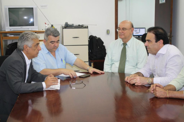 Taxistas agora poderão fazer corridas entre cidades no Estado Presidente da Agepan conversa com deputados sobre mudança em decreto