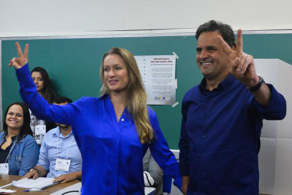 Acompanhado da mulher e de assessores, Aécio vota em escola em Minas Gerais Letícia Weber, ao lado do marido Aécio Neves, candidato à Presidência, após votar (Valter Campanato/Agência Brasil)Valter Campanato/Agência Brasil