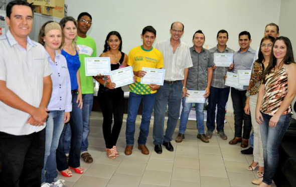 Os formandos juntamente com o presidente do SRA, Diogo Peixoto, a supervisora do Senar, Verônica Guglielmi, a interlocutora do Pronatec, Luciana Buhring, o prefeito Sérgio Barbosa, a secretária, Eronilde Saldanha e a coordenadora do Cras, Adriana Vila Amira / Foto: Assessoria