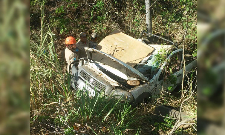 Condutor ficou preso as ferragens depois que carro caiu em uma ribanceira / Foto: WhatsApp