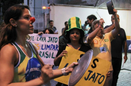 Com panelaços, população faz críticas ao governo durante pronunciamento de Dilma Manifestações tem como objetivo expor
