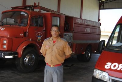 Ser bombeiro, a arte de colocar a vida do outro à frente da sua própria Romiran é bombeiro há 13 anos / Foto: Moreira Produções