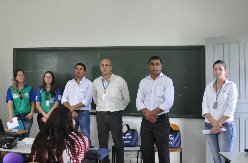 O secretário municipal de Gestão, Rodrigo Selhorst, juntamente com o vereador David Nicoline (SDD) durante a aula inaugural. Na foto, está também a Interlocutora do Pronatec, Luciana Buhring, a Coordenadora do Cras em Amambai, Adriana Vila Amira, o mentor Crédiler Ramos e a coordenadora pedagógica dos cursos do Pronatec em Amambai, Daiane Lino / Foto: Assessoria