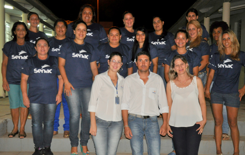 A turma de auxiliar de pessoal, juntamente com o mentor Crédiler Ramos, a coordenadora pedagógica dos Cursos do Pronatec em Amambai, Daiane Lino e a interlocutora do Pronatec, Luciana Buhring / Foto: Assessoria