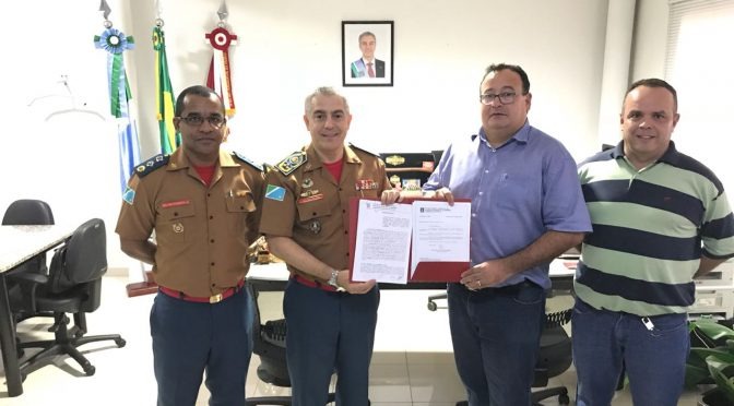 Ser bombeiro, a arte de colocar a vida do outro à frente da sua própria Foi formalizado, na ocasião, a assinatura de um convênio, que possibilitará um repasse financeiro, pela prefeitura, ao 16º Subgrupamento de Bombeiros Militar Independente em Amambai / Foto: Divulgação