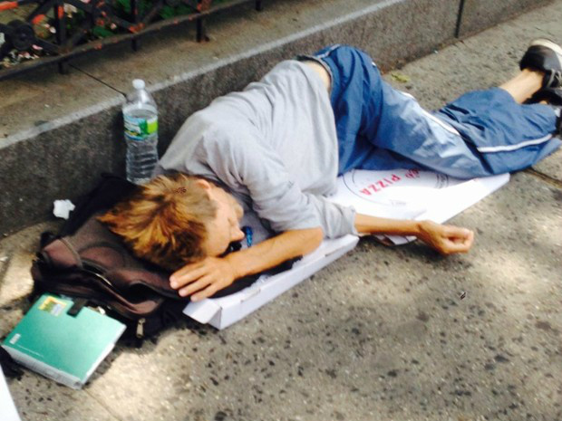 Após vida de luxo, ex-milionário de Wall Street vive hoje na rua William Preston King é fotografado dormindo sobre caixas de pizza em rua de Nova York. / Foto: Reprodução da Internet