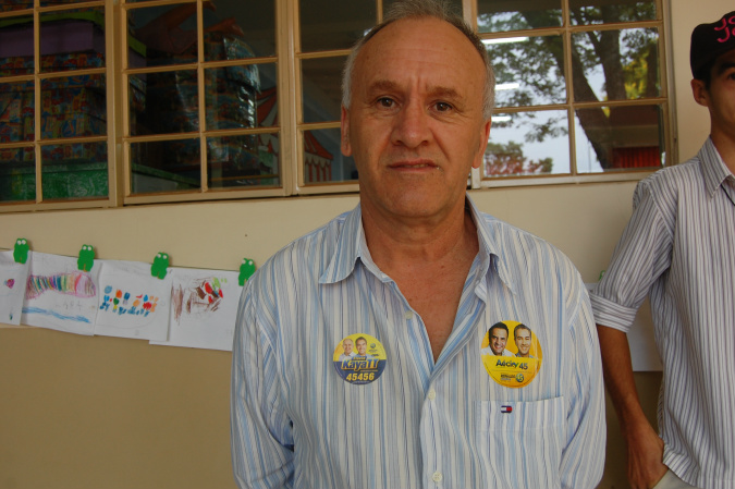 Políticos e cidadãos de Amambai falam sobre as eleições Roberto Dias, presidente da CMA, foi um dos eleitores a votar nesta manhã / Foto: Moreira Produções