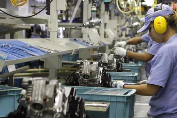 Para a CNI, a indústria crescerá este ano 0,8%, o primeiro resultado positivo desde 2013. A estimativa anterior era 0,5% de expansão