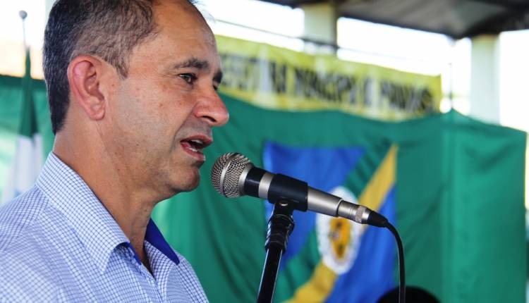 Ainda na UTI, prefeito pensa em renunciar depois de atentado a tiros Dirceu Bettoni (PSDB) durante discurso. (Foto: Divulgação/Prefeitura de Paranhos)
