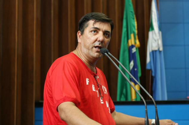 Presidente da Fetems pede cumprimento do piso nacional em MS Roberto Botareli, presidente da Fetems, ocupou a tribuna para cobrar compromisso do governo